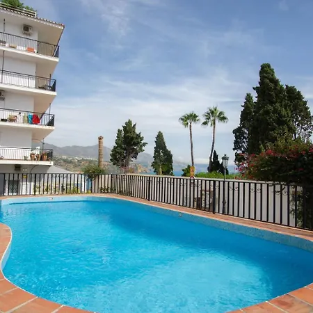 Little Lola, Carabeo Apartamento