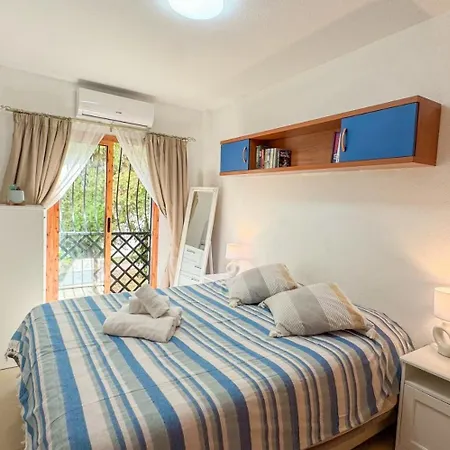 Little Lola, Carabeo Apartamento